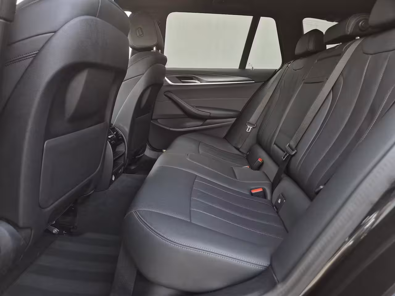 BMW 5-serie Touring 530e xDrive Business Edition Plus / Accu SOH 98% / M-Sport / Drie fase laden / Apple Carpl