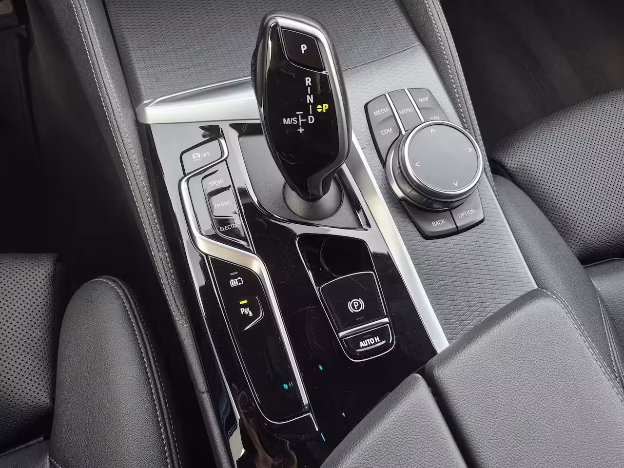 BMW 5-serie Touring 530e xDrive Business Edition Plus / Accu SOH 98% / M-Sport / Drie fase laden / Apple Carpl