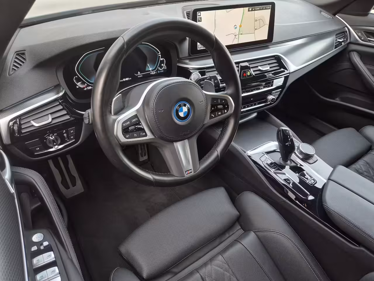 BMW 5-serie Touring 530e xDrive Business Edition Plus / Accu SOH 98% / M-Sport / Drie fase laden / Apple Carpl