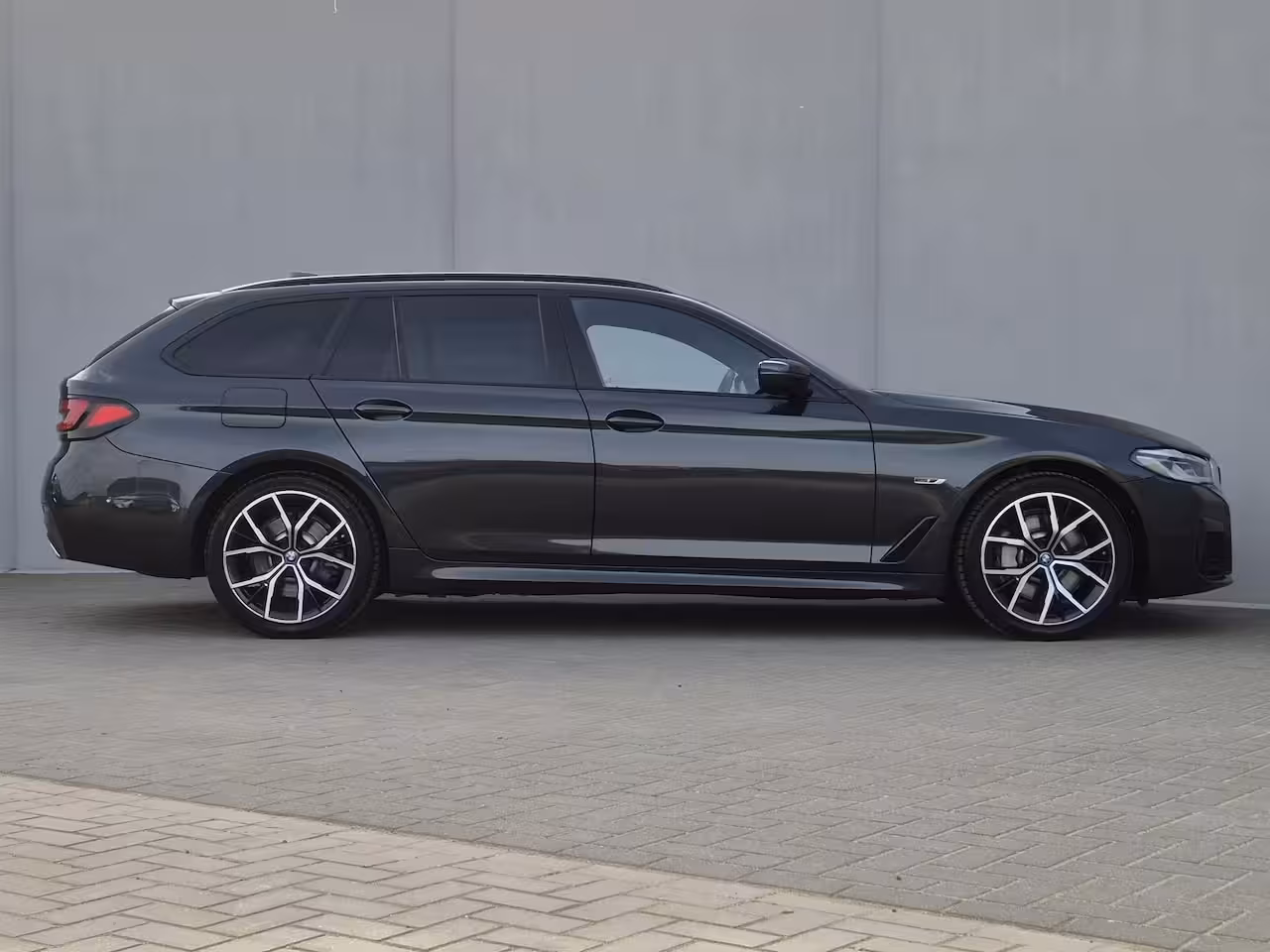 BMW 5-serie Touring 530e xDrive Business Edition Plus / Accu SOH 98% / M-Sport / Drie fase laden / Apple Carpl