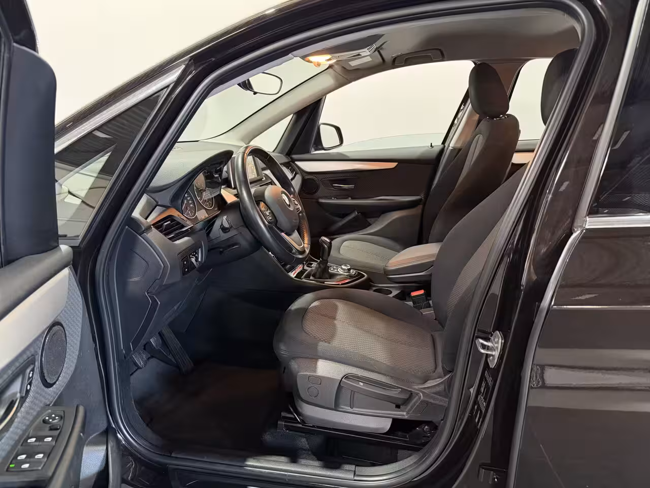 BMW 2-serie Active Tourer 218i Essential - Navi / Bluetooth / Parksens. achter