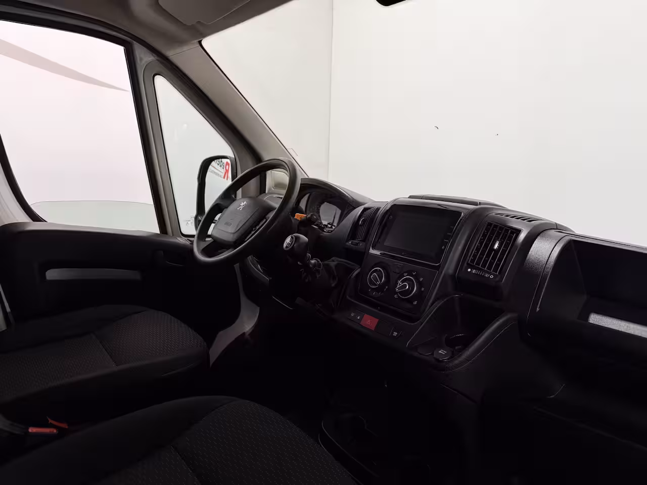 Peugeot Boxer 2.2 BlueHDi 140 L3H2 3.3t - Airco / Camera / Cruise / BT