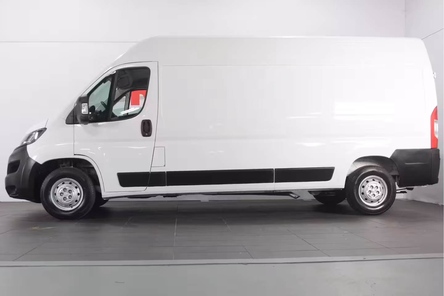 Peugeot Boxer 2.2 BlueHDi 140 L3H2 3.3t - Airco / Camera / Cruise / BT