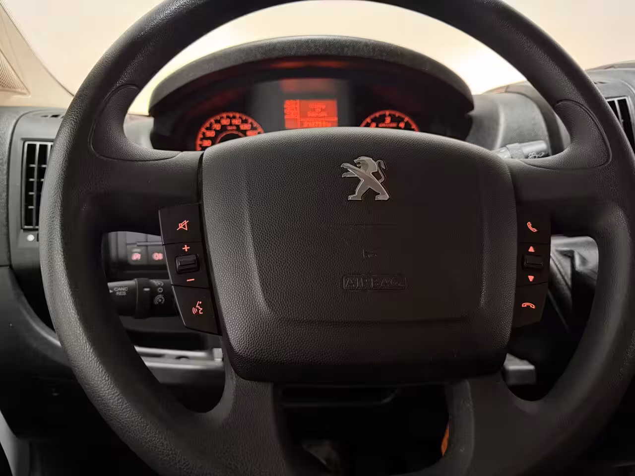 Peugeot Boxer 2.2 BlueHDi 140 L3H2 3.3t - Airco / Camera / Cruise / BT