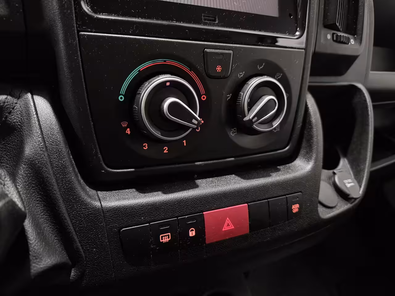 Peugeot Boxer 2.2 BlueHDi 140 L3H2 3.3t - Airco / Camera / Cruise / BT