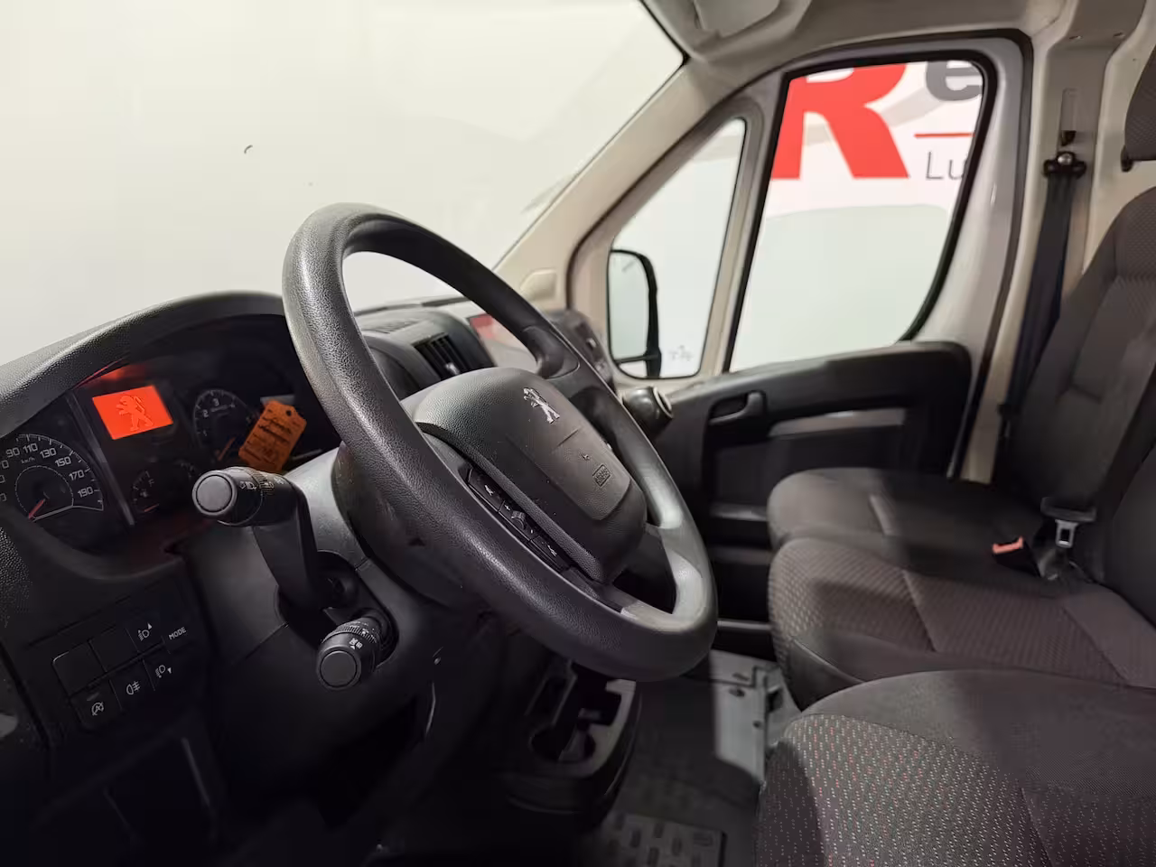 Peugeot Boxer 2.2 BlueHDi 140 L3H2 3.3t - Airco / Camera / Cruise / BT