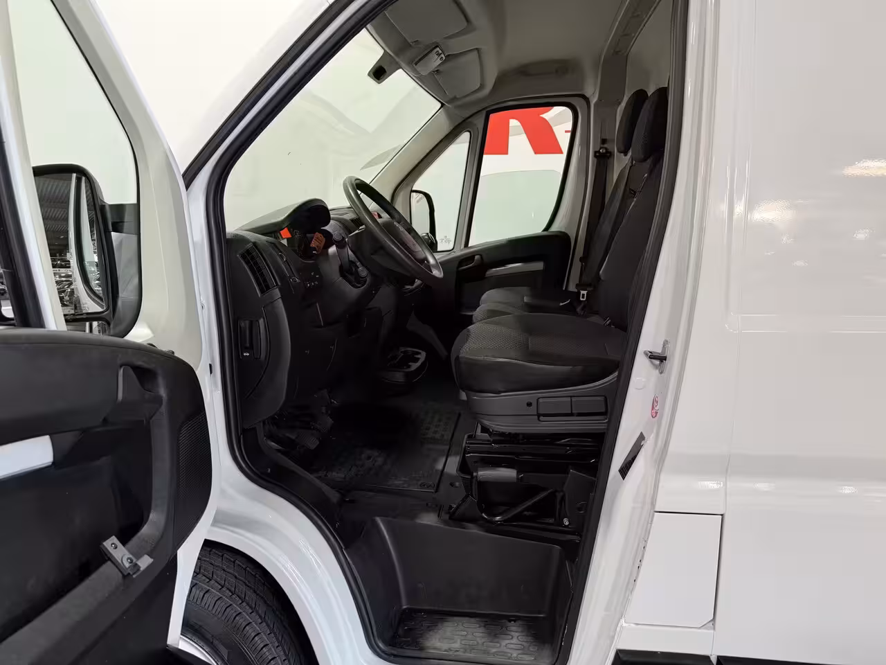 Peugeot Boxer 2.2 BlueHDi 140 L3H2 3.3t - Airco / Camera / Cruise / BT