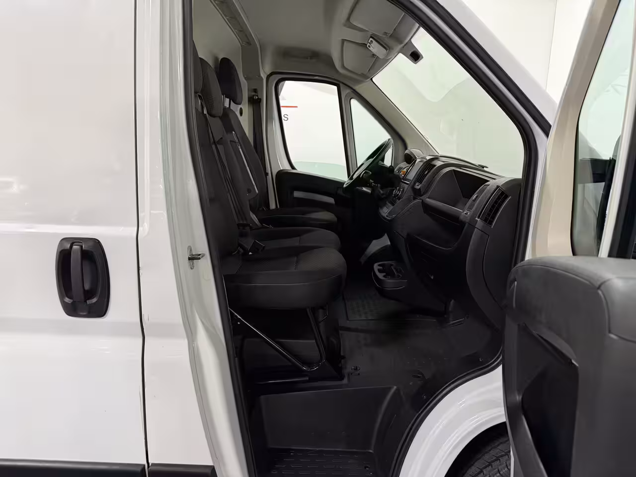 Peugeot Boxer 2.2 BlueHDi 140 L3H2 3.3t - Airco / Camera / Cruise / BT