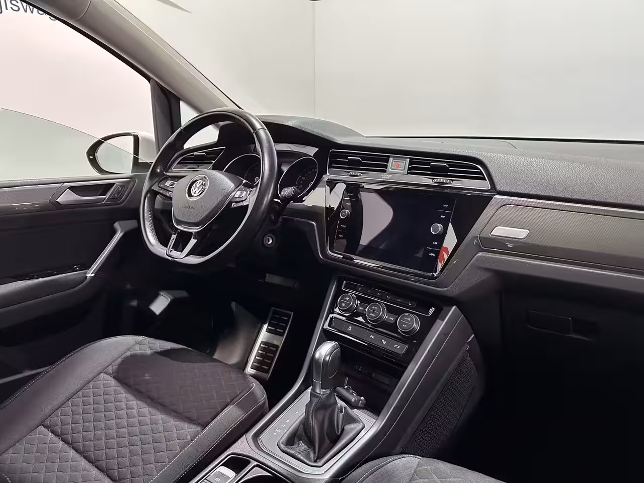 Volkswagen Touran 1.4 TSI R-Line 7p - Automaat - Pano / Navi / Camera