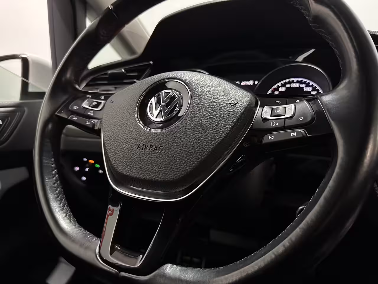 Volkswagen Touran 1.4 TSI R-Line 7p - Automaat - Pano / Navi / Camera