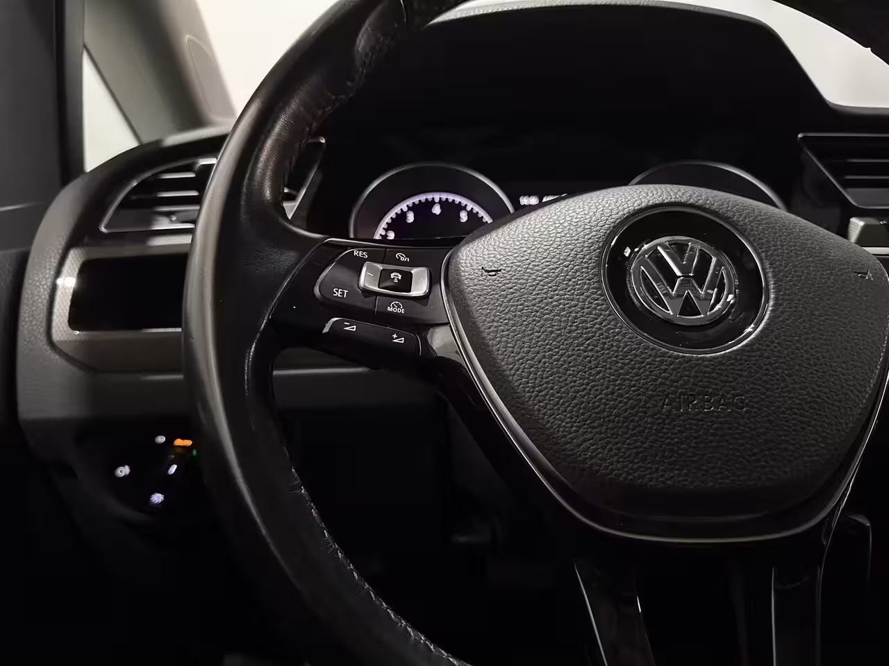 Volkswagen Touran 1.4 TSI R-Line 7p - Automaat - Pano / Navi / Camera