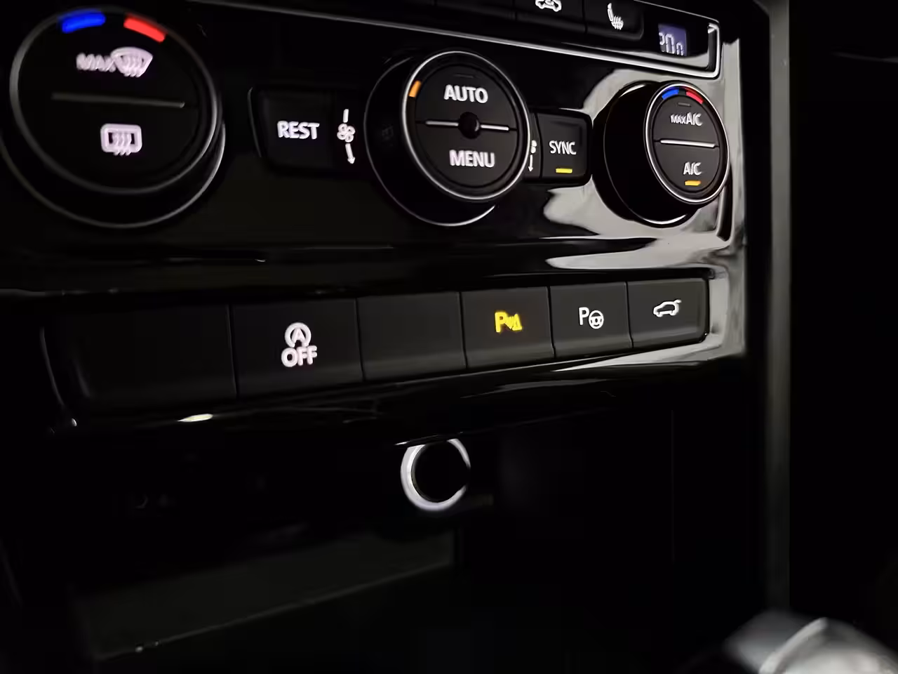 Volkswagen Touran 1.4 TSI R-Line 7p - Automaat - Pano / Navi / Camera