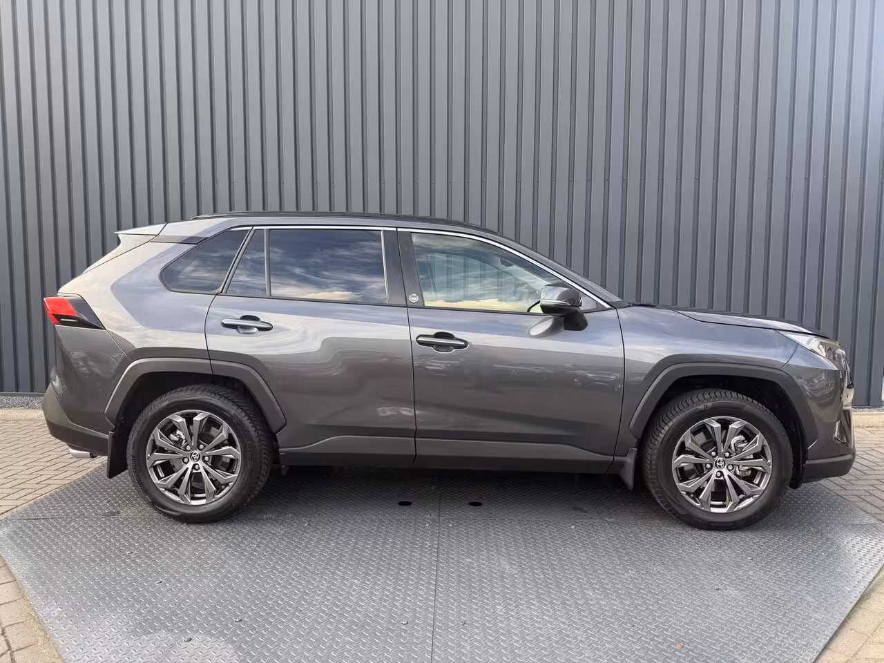 Toyota RAV4 2.5 Hybrid 30 Years Edition | Vol Leer | Afnm. Trekhaak | Allseason banden | BSM | Rijklaa