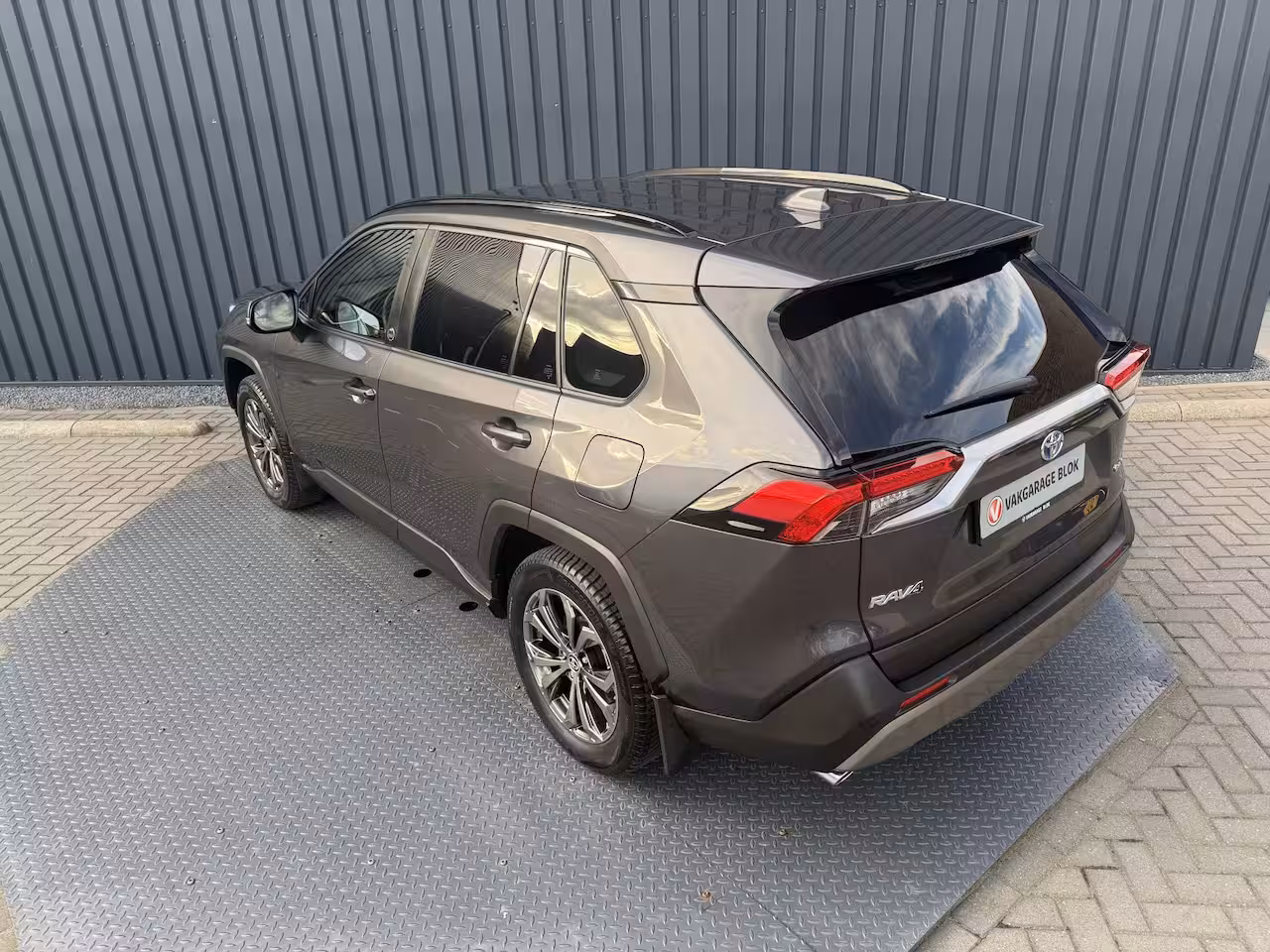 Toyota RAV4 2.5 Hybrid 30 Years Edition | Vol Leer | Afnm. Trekhaak | Allseason banden | BSM | Rijklaa