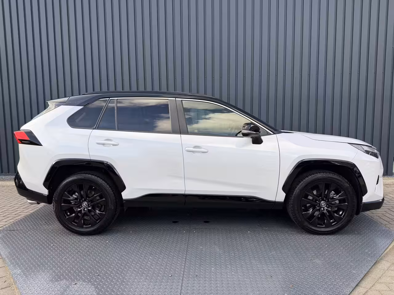Toyota RAV4 2.5 Hybrid AWD Bi tone | FACELIFT Digitaal dashboard | 360 camera | JBL | Rijklaar