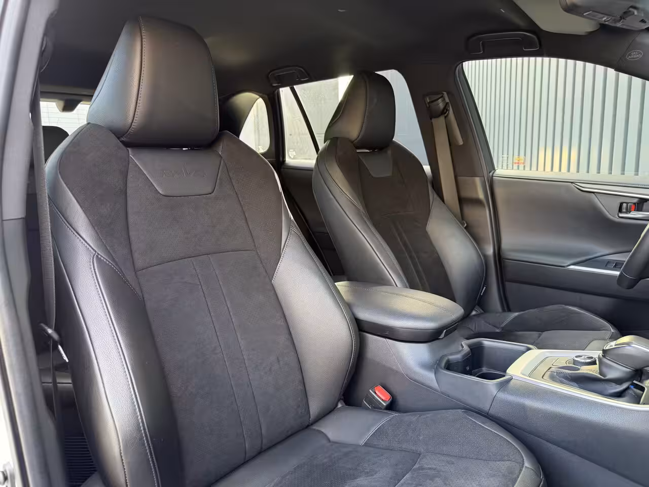 Toyota RAV4 2.5 Hybrid AWD Bi tone | FACELIFT Digitaal dashboard | 360 camera | JBL | Rijklaar