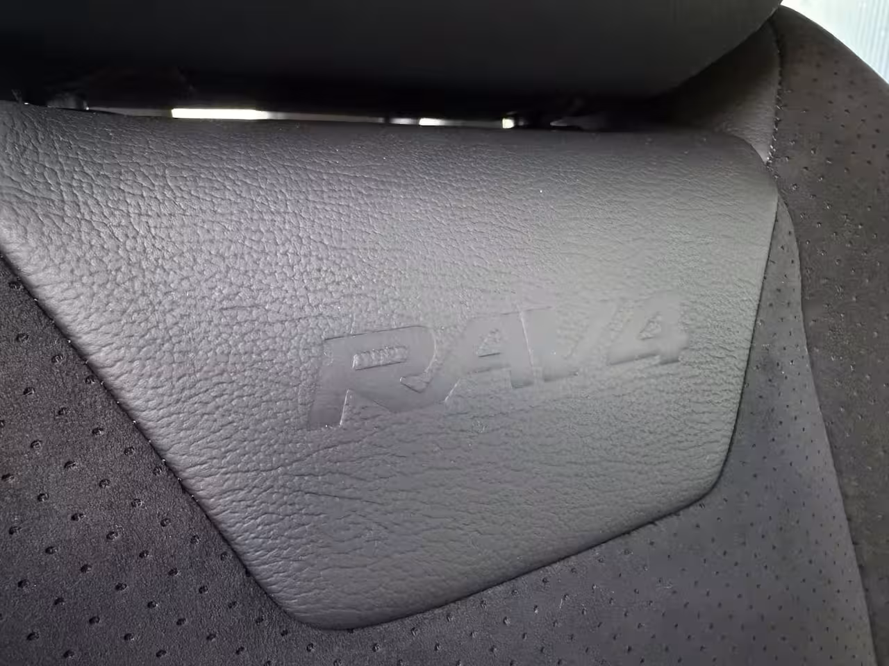 Toyota RAV4 2.5 Hybrid AWD Bi tone | FACELIFT Digitaal dashboard | 360 camera | JBL | Rijklaar