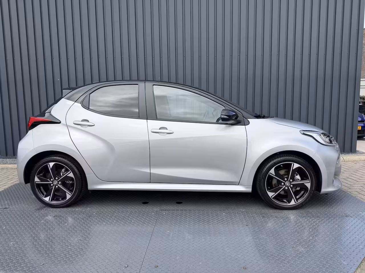 Toyota Yaris 1.5 Hybrid 130 Executive / Bi tone | Pano dak | JBL | PDC A+V | 10 jr GARANTIE | Rijklaar