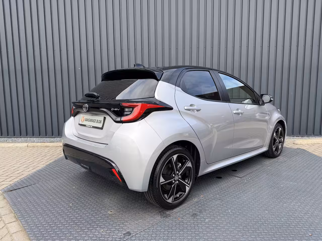 Toyota Yaris 1.5 Hybrid 130 Executive / Bi tone | Pano dak | JBL | PDC A+V | 10 jr GARANTIE | Rijklaar
