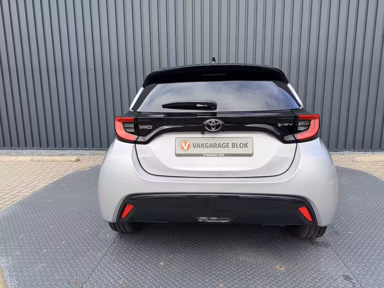 Toyota Yaris 1.5 Hybrid 130 Executive / Bi tone | Pano dak | JBL | PDC A+V | 10 jr GARANTIE | Rijklaar