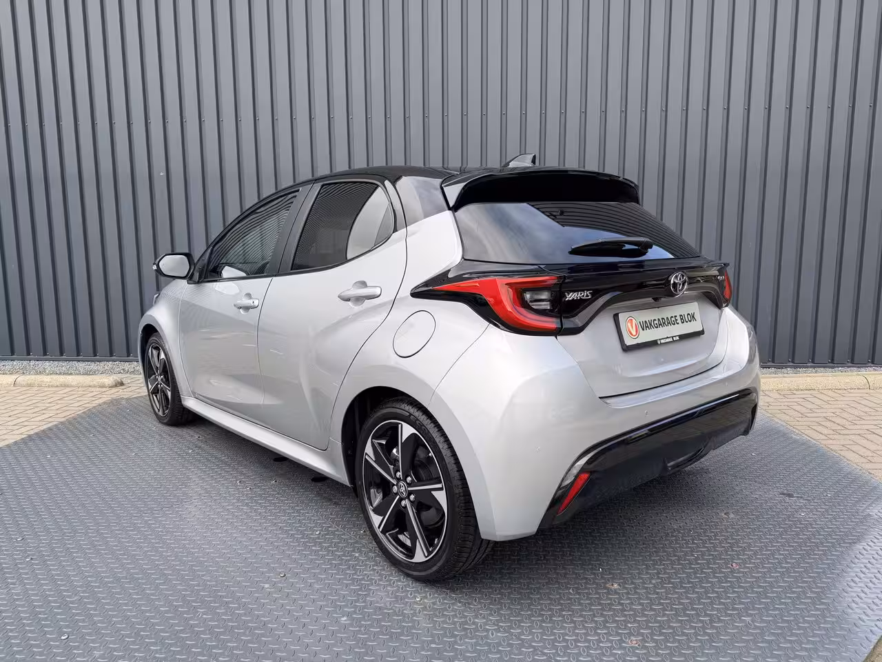 Toyota Yaris 1.5 Hybrid 130 Executive / Bi tone | Pano dak | JBL | PDC A+V | 10 jr GARANTIE | Rijklaar