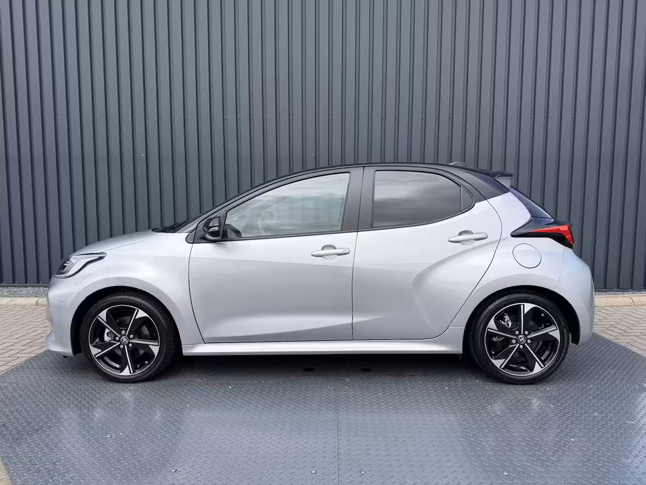 Toyota Yaris 1.5 Hybrid 130 Executive / Bi tone | Pano dak | JBL | PDC A+V | 10 jr GARANTIE | Rijklaar