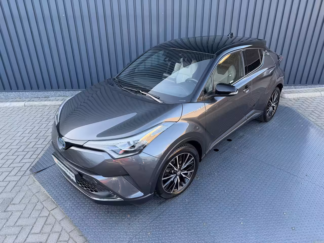 Toyota C-HR 1.8 Hybrid Executive Ultimate / Bi tone | Creme Leer | JBL | LED | Allseason banden | Rijk