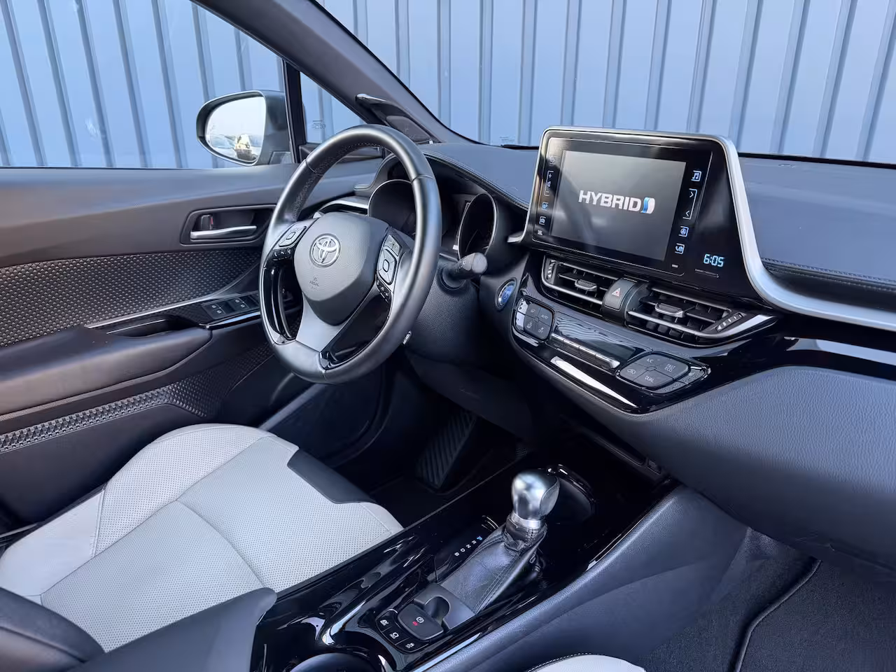 Toyota C-HR 1.8 Hybrid Executive Ultimate / Bi tone | Creme Leer | JBL | LED | Allseason banden | Rijk