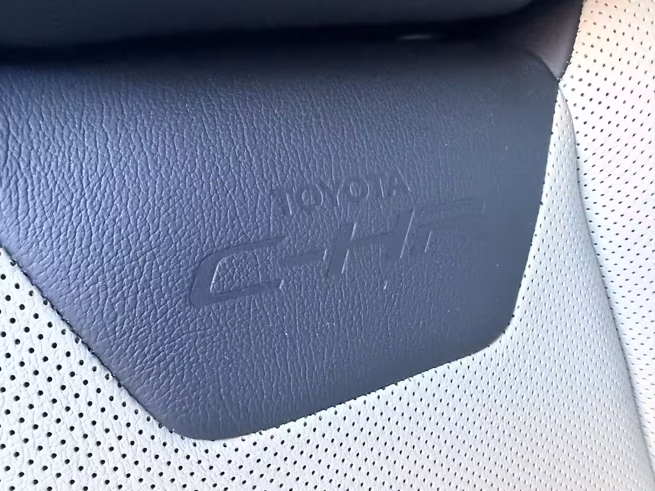 Toyota C-HR 1.8 Hybrid Executive Ultimate / Bi tone | Creme Leer | JBL | LED | Allseason banden | Rijk