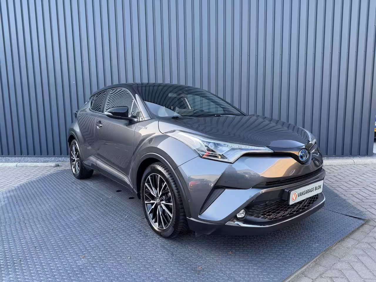 Toyota C-HR 1.8 Hybrid Executive Ultimate / Bi tone | Creme Leer | JBL | LED | Allseason banden | Rijk