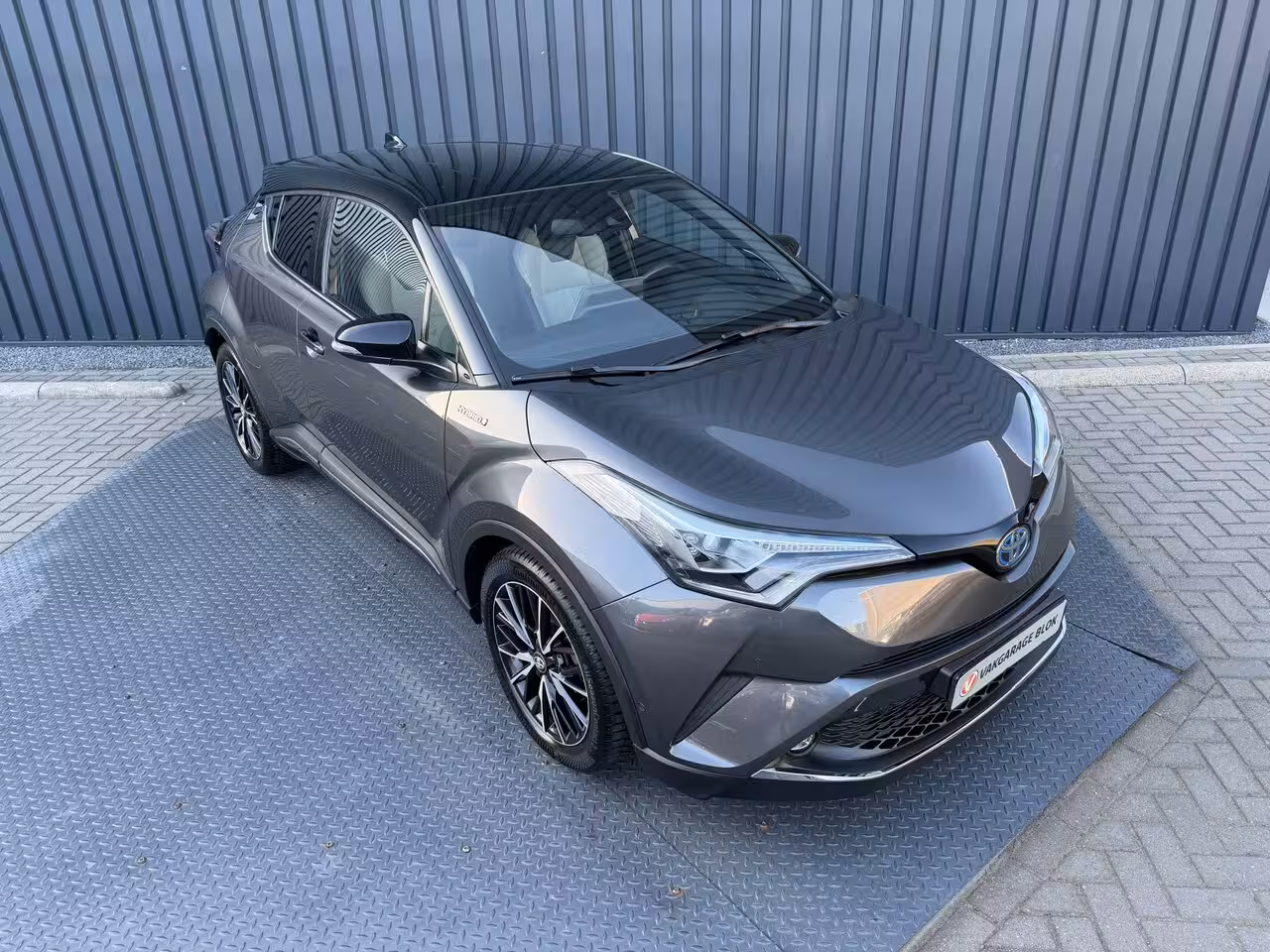 Toyota C-HR 1.8 Hybrid Executive Ultimate / Bi tone | Creme Leer | JBL | LED | Allseason banden | Rijk