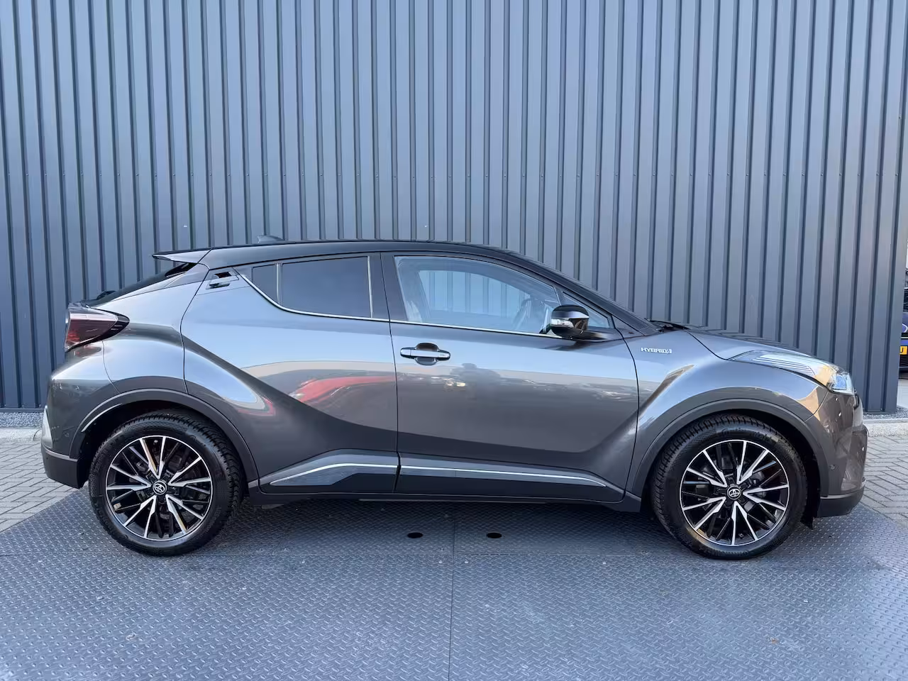 Toyota C-HR 1.8 Hybrid Executive Ultimate / Bi tone | Creme Leer | JBL | LED | Allseason banden | Rijk