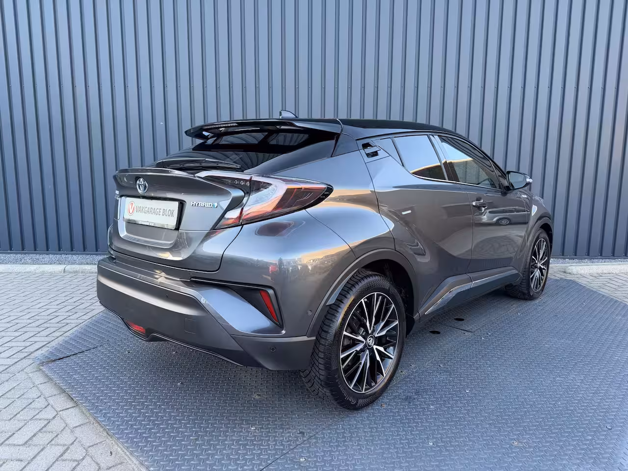 Toyota C-HR 1.8 Hybrid Executive Ultimate / Bi tone | Creme Leer | JBL | LED | Allseason banden | Rijk