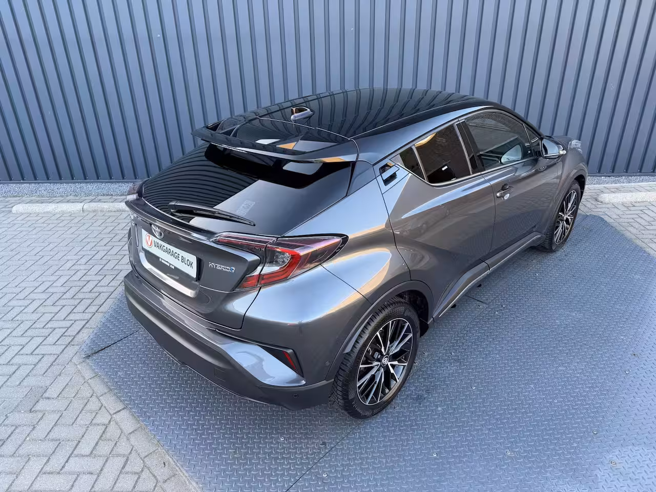 Toyota C-HR 1.8 Hybrid Executive Ultimate / Bi tone | Creme Leer | JBL | LED | Allseason banden | Rijk