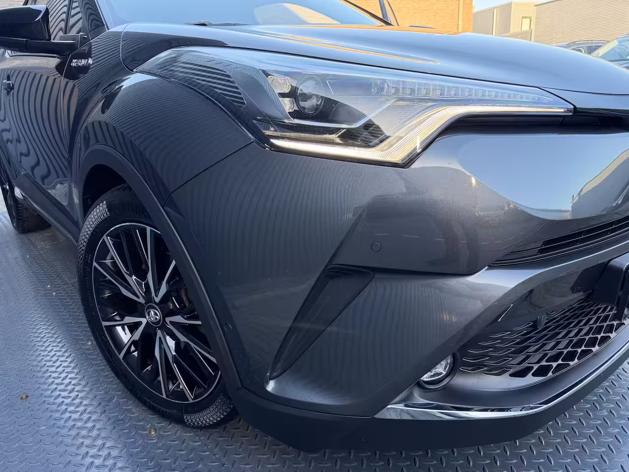 Toyota C-HR 1.8 Hybrid Executive Ultimate / Bi tone | Creme Leer | JBL | LED | Allseason banden | Rijk