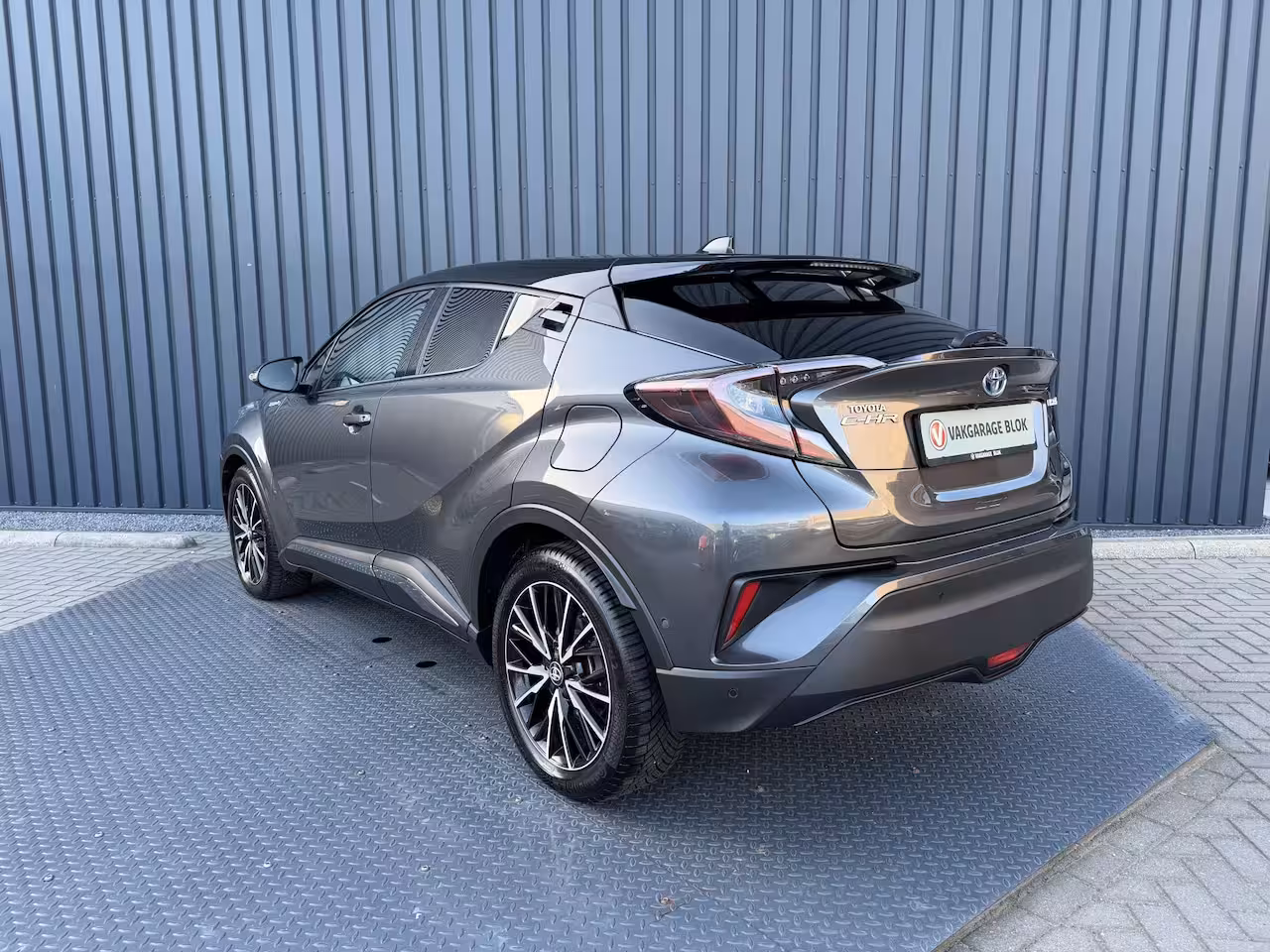 Toyota C-HR 1.8 Hybrid Executive Ultimate / Bi tone | Creme Leer | JBL | LED | Allseason banden | Rijk