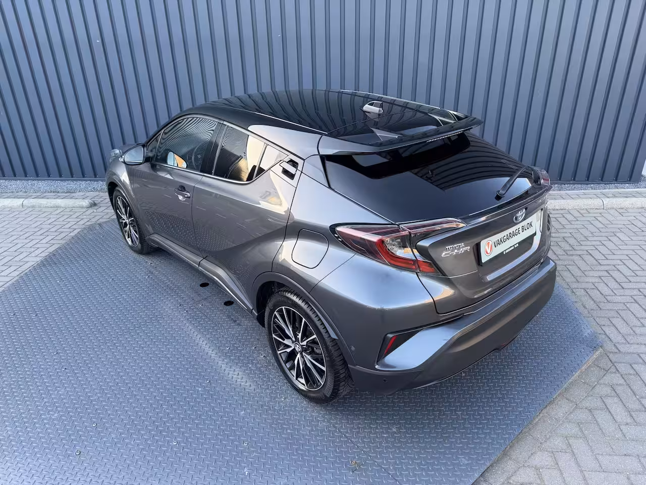 Toyota C-HR 1.8 Hybrid Executive Ultimate / Bi tone | Creme Leer | JBL | LED | Allseason banden | Rijk