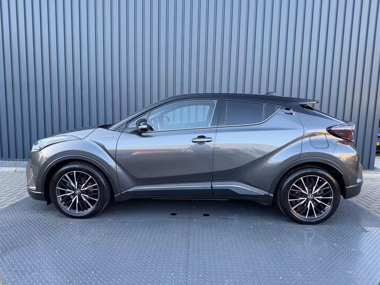 Toyota C-HR 1.8 Hybrid Executive Ultimate / Bi tone | Creme Leer | JBL | LED | Allseason banden | Rijk