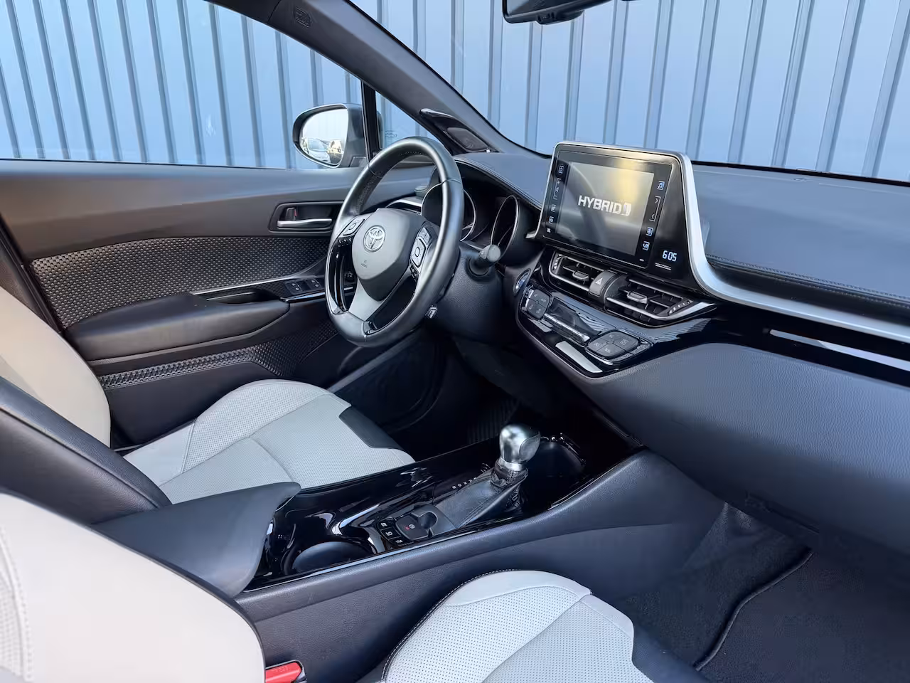 Toyota C-HR 1.8 Hybrid Executive Ultimate / Bi tone | Creme Leer | JBL | LED | Allseason banden | Rijk