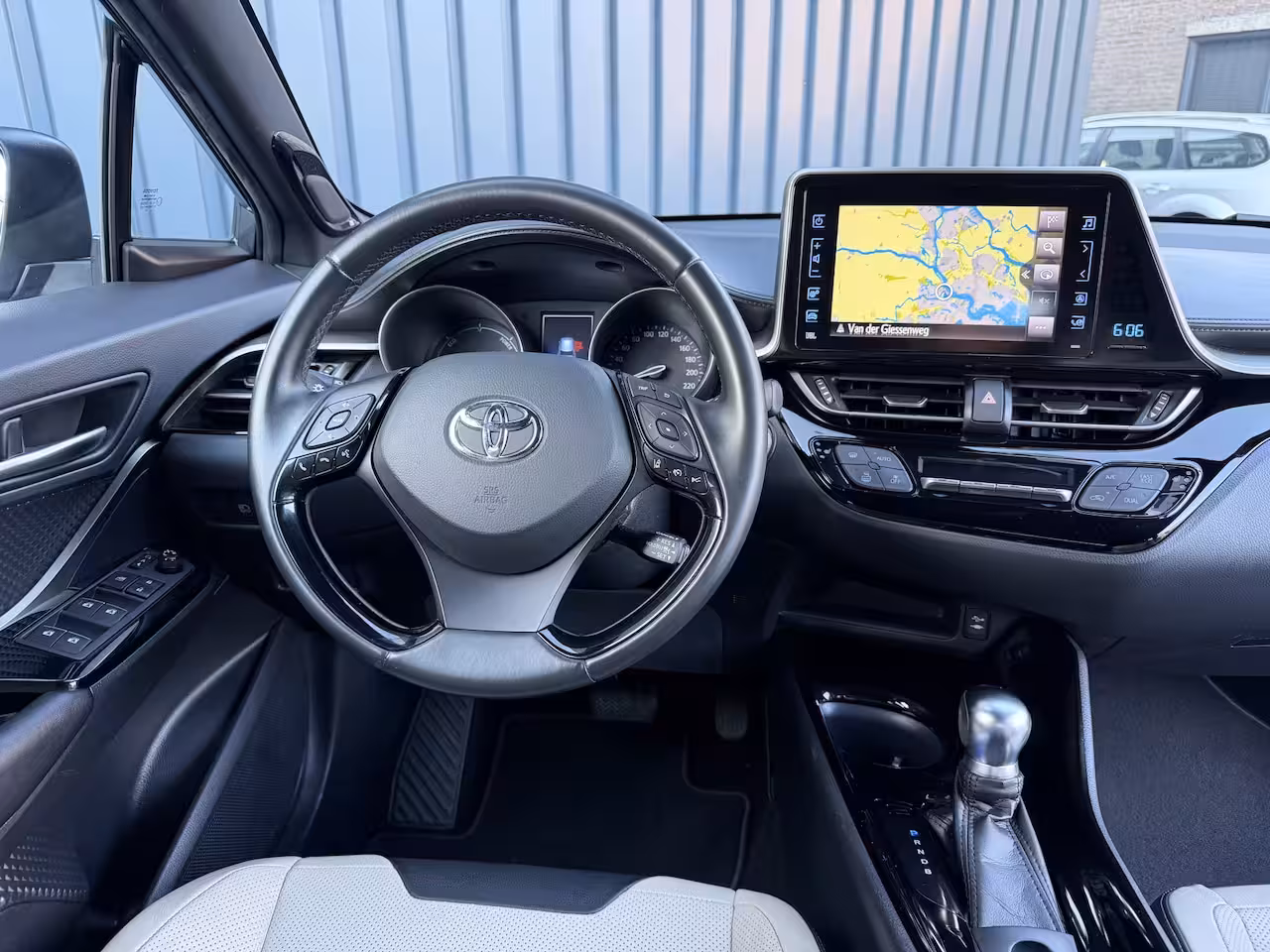 Toyota C-HR 1.8 Hybrid Executive Ultimate / Bi tone | Creme Leer | JBL | LED | Allseason banden | Rijk