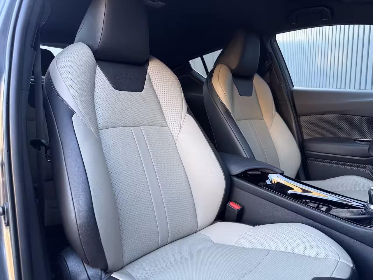 Toyota C-HR 1.8 Hybrid Executive Ultimate / Bi tone | Creme Leer | JBL | LED | Allseason banden | Rijk