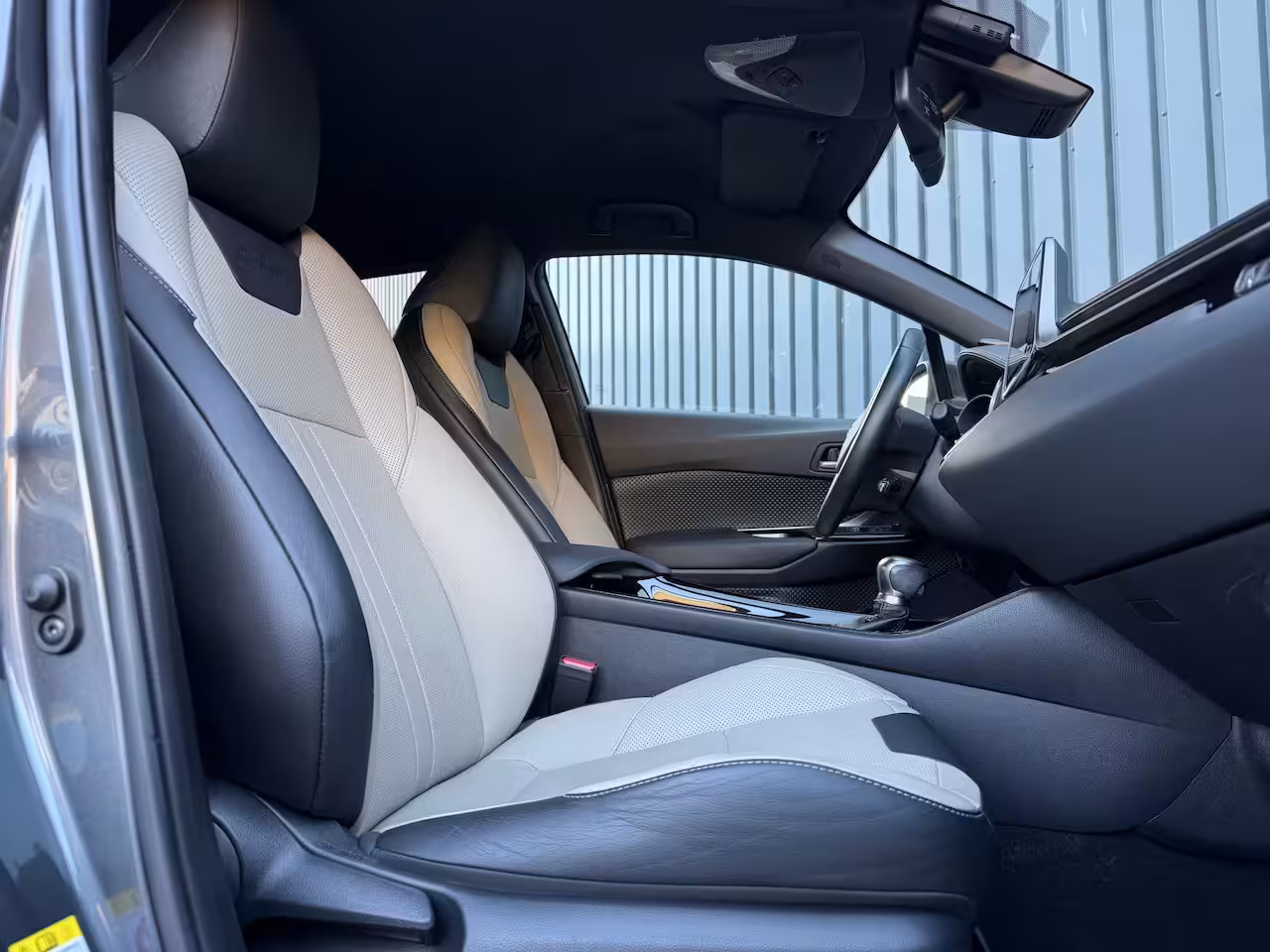 Toyota C-HR 1.8 Hybrid Executive Ultimate / Bi tone | Creme Leer | JBL | LED | Allseason banden | Rijk