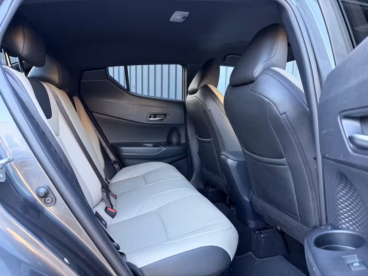 Toyota C-HR 1.8 Hybrid Executive Ultimate / Bi tone | Creme Leer | JBL | LED | Allseason banden | Rijk