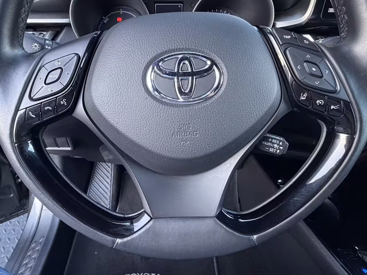 Toyota C-HR 1.8 Hybrid Executive Ultimate / Bi tone | Creme Leer | JBL | LED | Allseason banden | Rijk