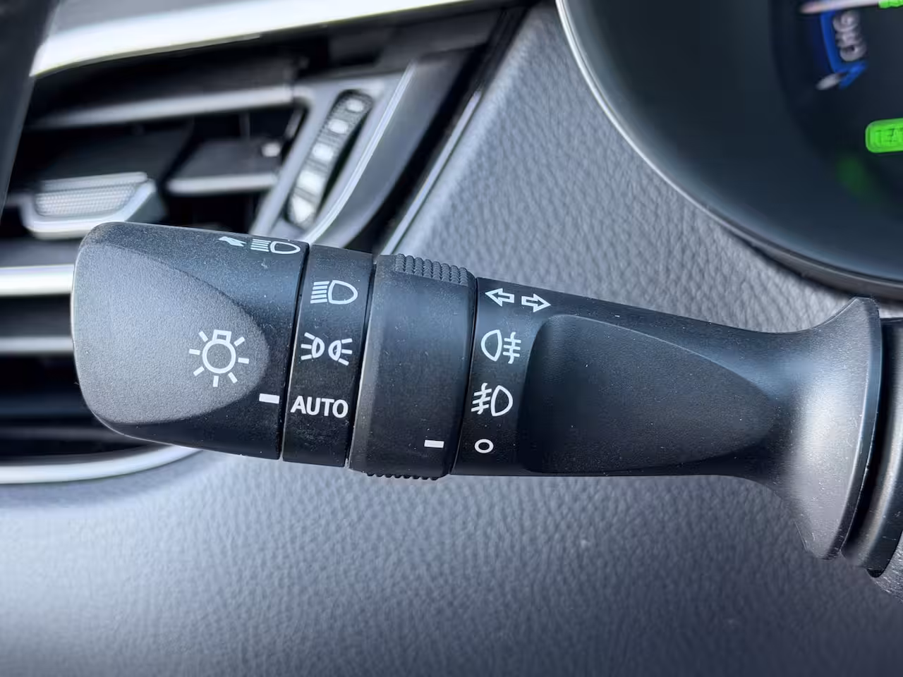 Toyota C-HR 1.8 Hybrid Executive Ultimate / Bi tone | Creme Leer | JBL | LED | Allseason banden | Rijk