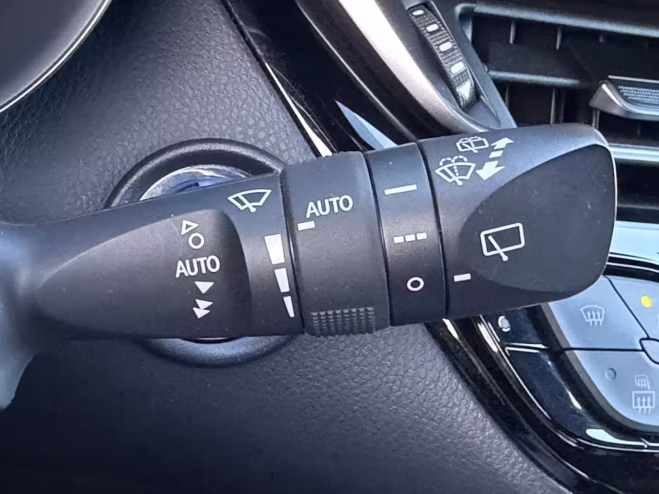 Toyota C-HR 1.8 Hybrid Executive Ultimate / Bi tone | Creme Leer | JBL | LED | Allseason banden | Rijk