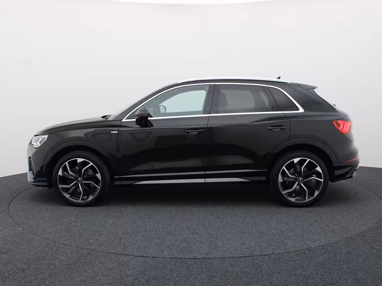 Audi Q3 45 TFSI e S edition | S-line | Trekhaak | Camera | 20'' | Side Assist | Prijs Rijklaar