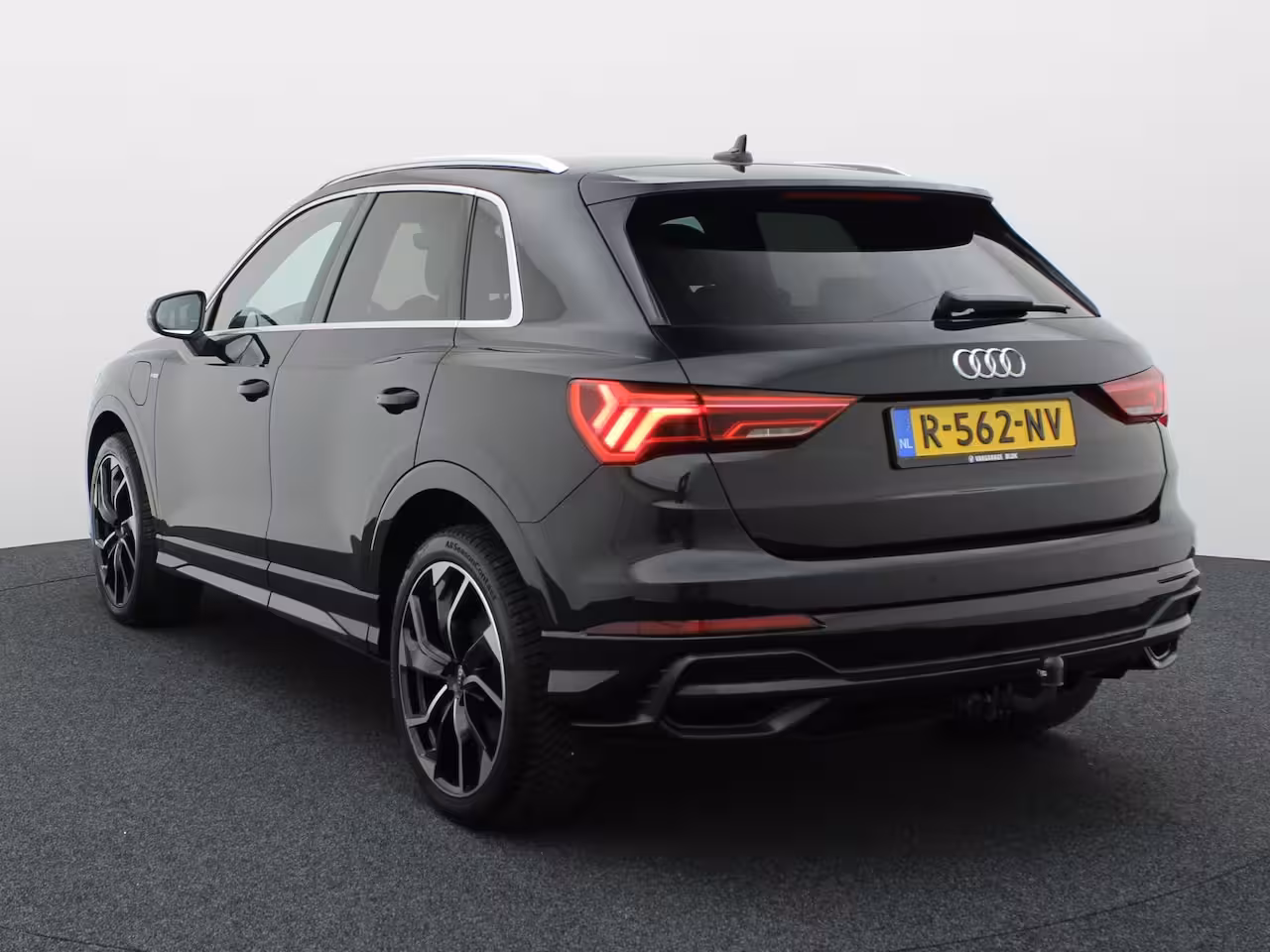 Audi Q3 45 TFSI e S edition | S-line | Trekhaak | Camera | 20'' | Side Assist | Prijs Rijklaar