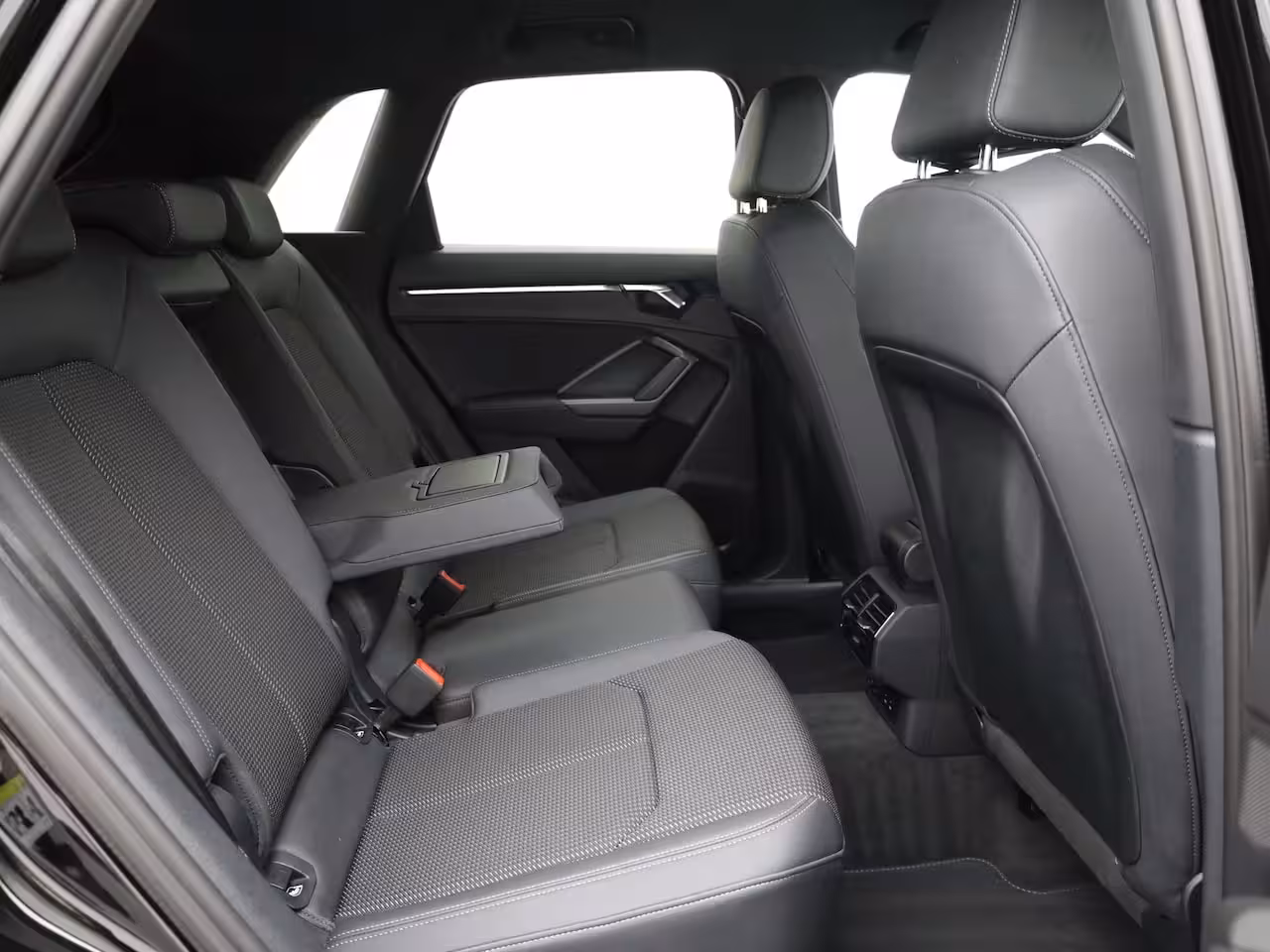 Audi Q3 45 TFSI e S edition | S-line | Trekhaak | Camera | 20'' | Side Assist | Prijs Rijklaar