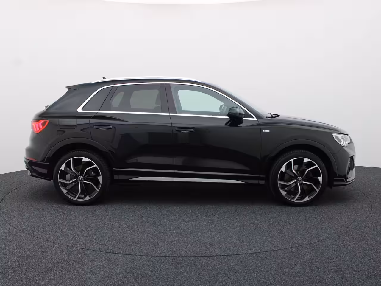 Audi Q3 45 TFSI e S edition | S-line | Trekhaak | Camera | 20'' | Side Assist | Prijs Rijklaar
